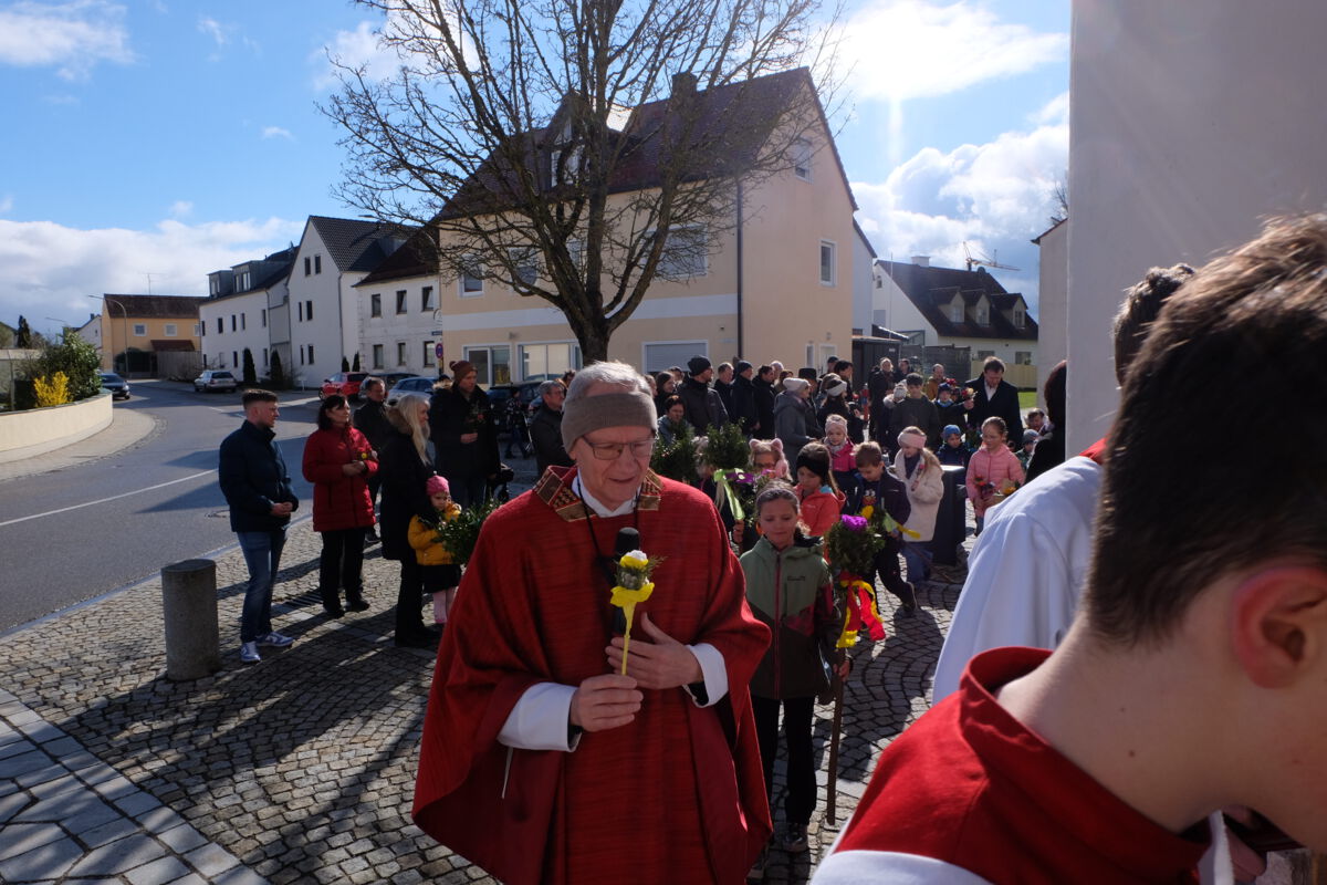 Palmprozession mit Pfarrer Schemmerer und den Kindern vom Kirchplatz in die Pfarrkiche