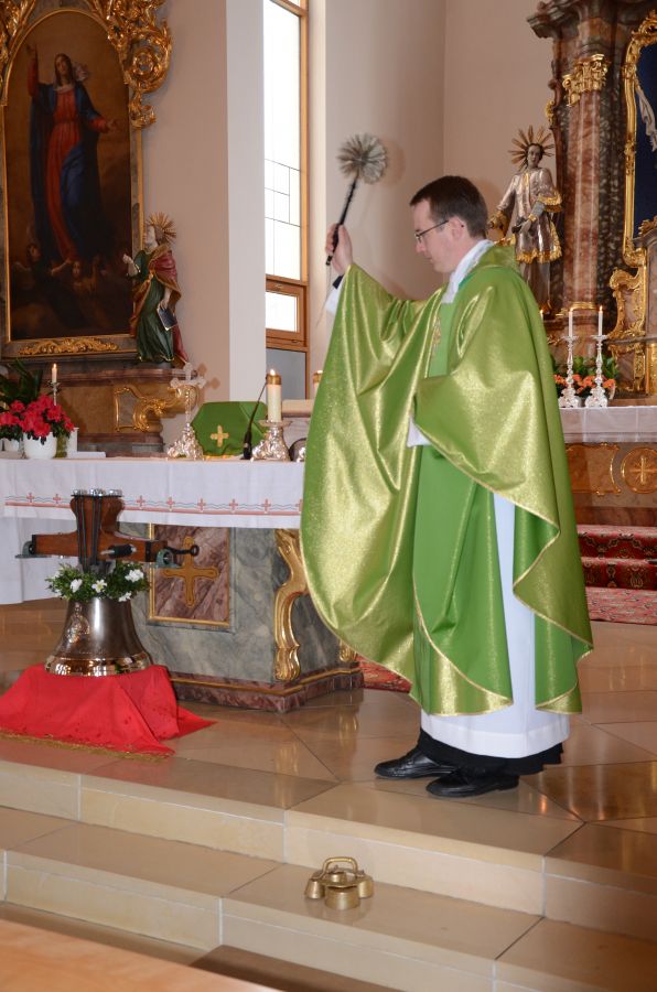 Pater Kucharski segnet die Anna Schäffer Glocke