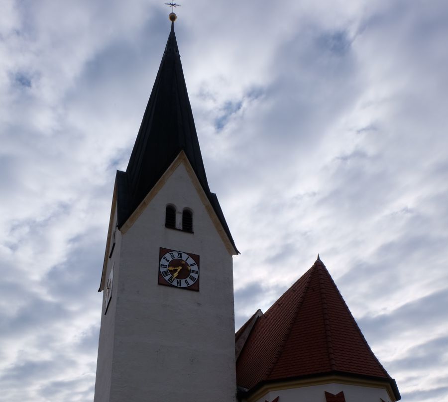Kirchturm der Mindelstettener Pfarrkirche mit Uhr