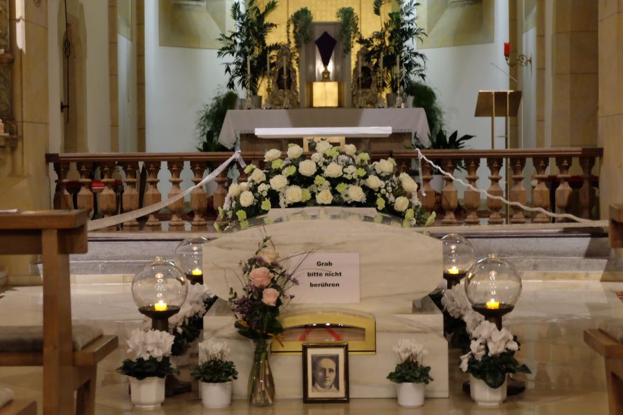 Das Grab der hl. Anna Schäffer an ihrem 139. Geburtstag