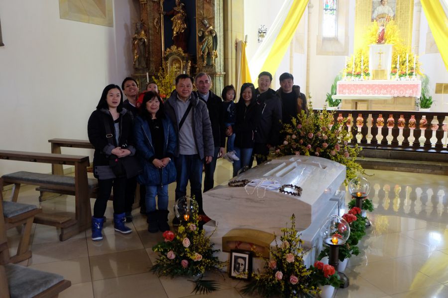 Pilger aus den Philippinen am Grab der heiligen Anna Schäffer