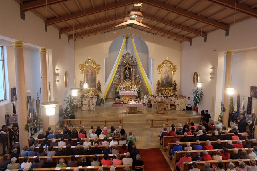Pontifikalgottesdienst in der Pfarrkirche