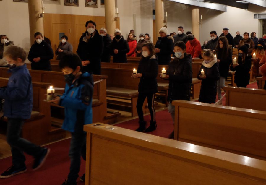 Kinder bei Lichterprozession in der Pfarrkirche