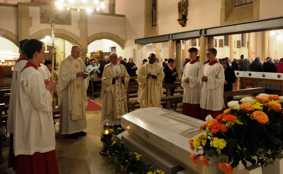 Die Zelebranten mit dem liturgischen Dienst am Grab der Heiligen Anna