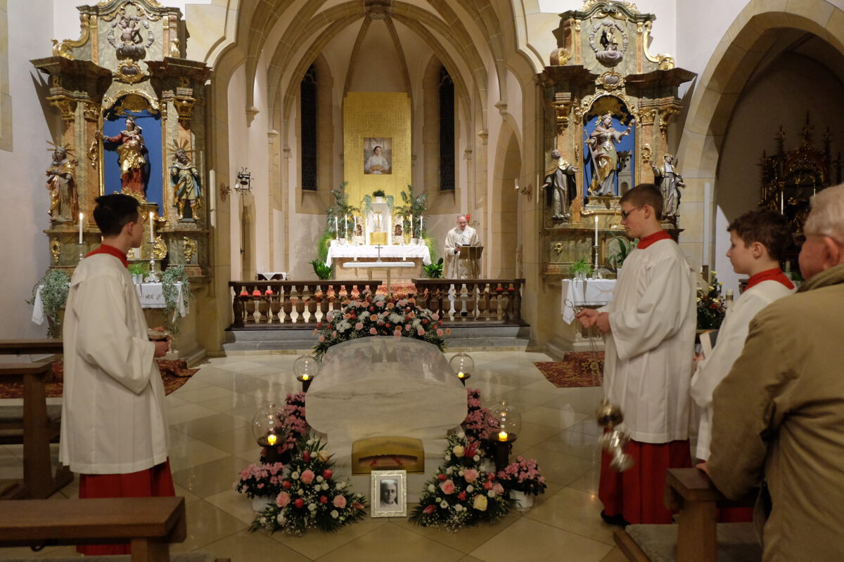 Pfr. Schemmerer betet am Grab der hl. Anna Schäffer für die Anliegen von Kirche und Welt