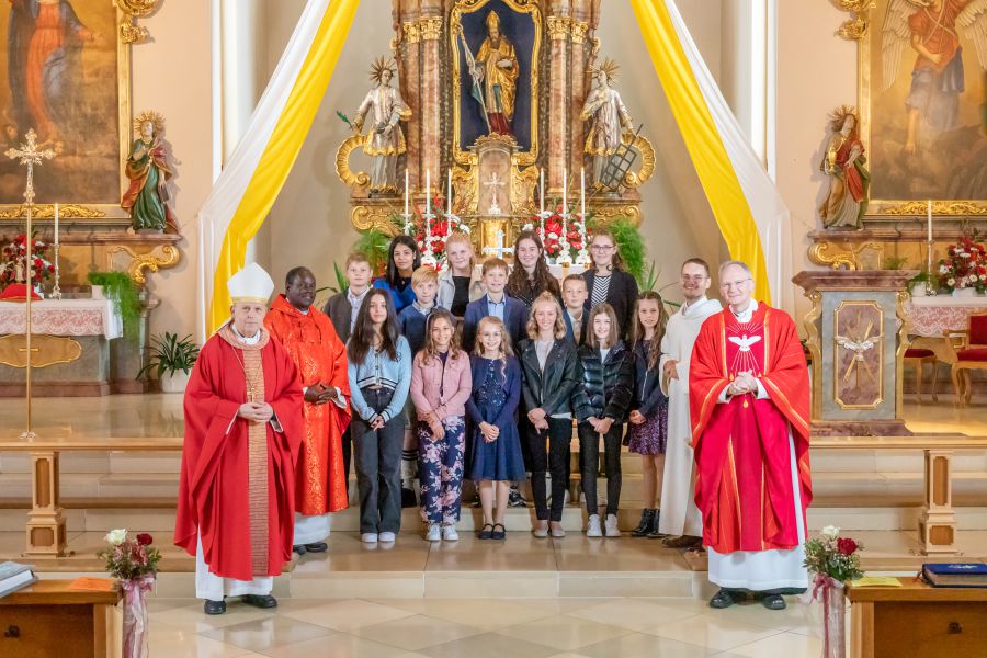Jugendkreuz in Mindelstetten Gruppenfoto der Mindelstettener Firmlinge mit dem Weihbischof