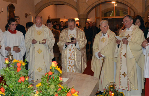 Priests in front of Anna Schäffers grave