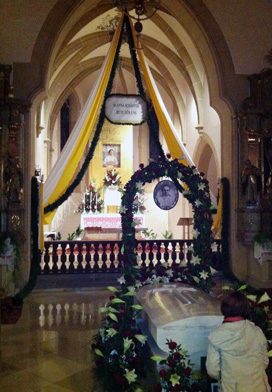 Betende Frau Am Grab der hl. Anna Schäffer