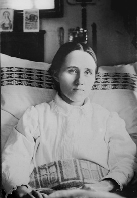 Anna Schäffer sitzt im Krankenbett