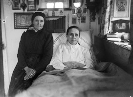 Anna Schäffer with her mother