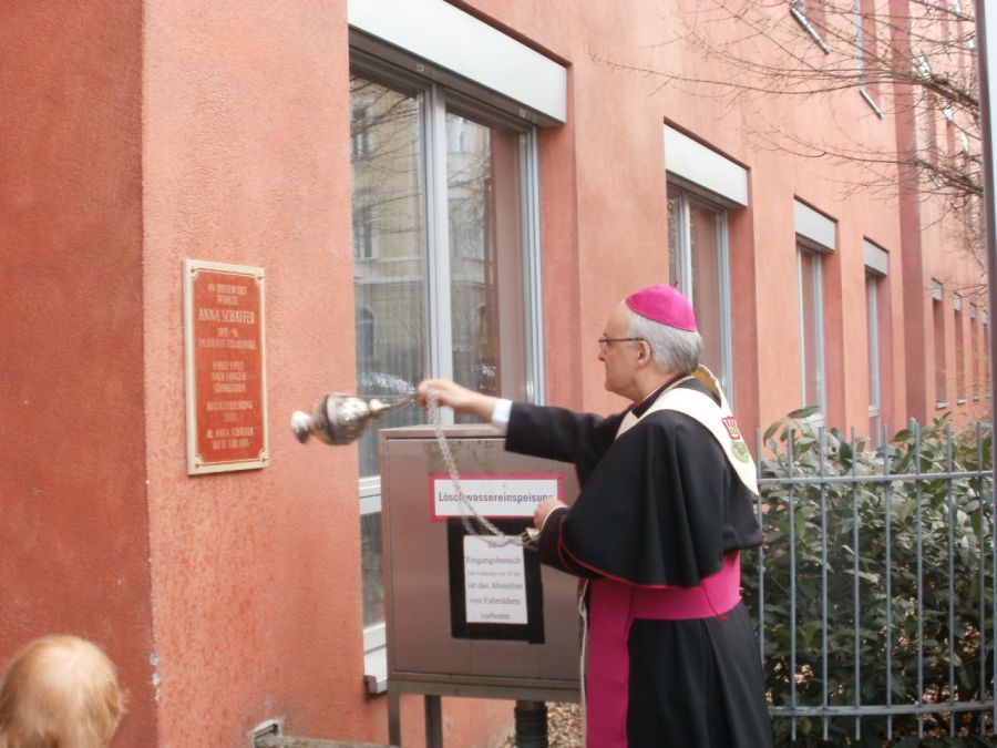 Bischof Voderholzer segnet Gedenktafel