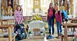 Drei Mädchen vor dem Grab der hl. Anna Schäffer