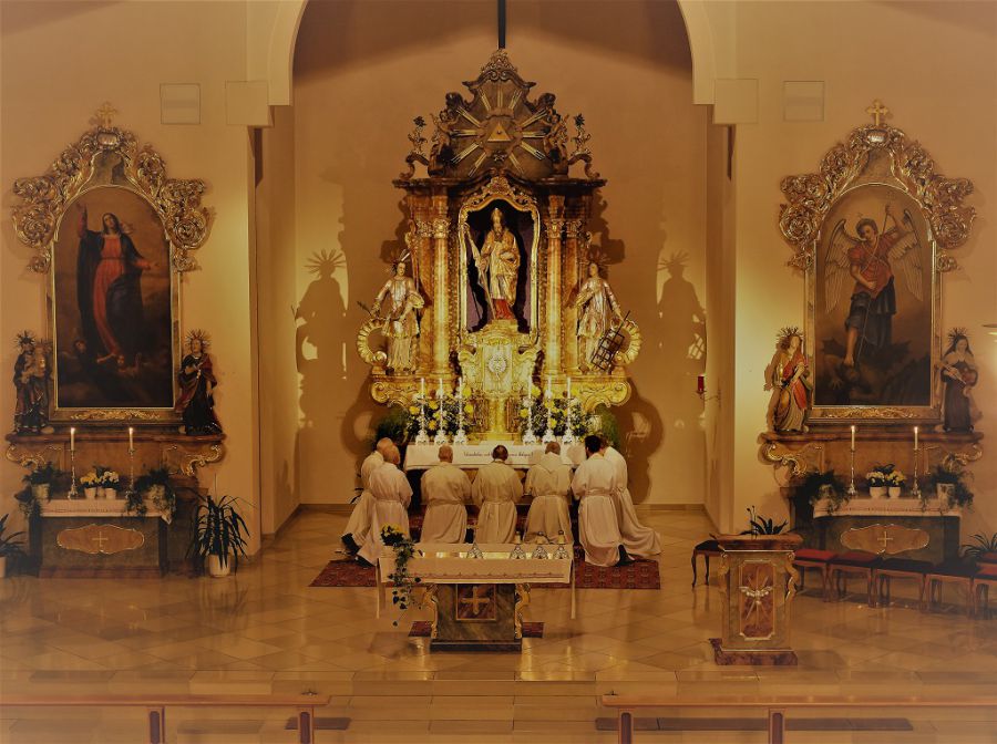 Die Priester vor dem Allerheiligsten im Gebet