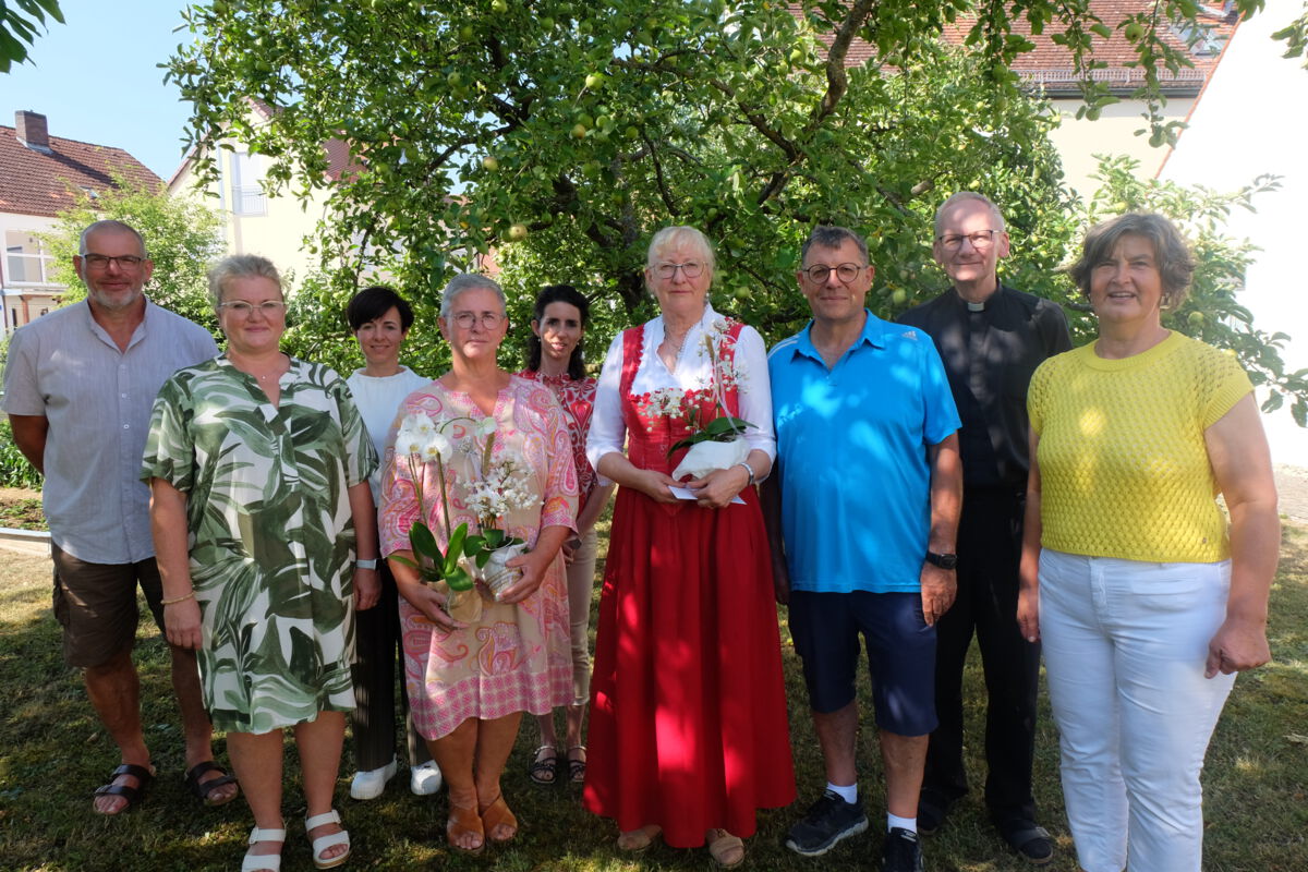 Mit einem Erinnerungsfoto im Pfarrgarten endet die Verabschiedung