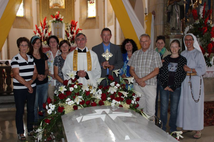 Pfarrer Bauer übergibt mit Mitgliedern des Anna Schäffer Freundeskreises das Reliquiar an Bernhard Thoma